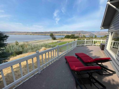 Quincy Casa | Crescent Bar Waterfront Home- Private Beach, Water Views, Hiking, Golf, Live Concerts