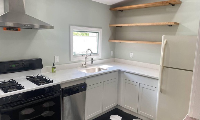 Niantic Casa | Crescent Beach Cottage - Vacation or Academic Rental