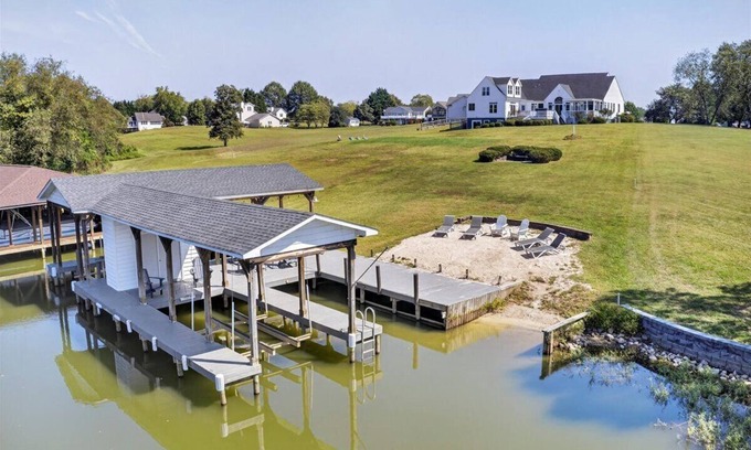 Twin Oaks Casa | Crescent Cove: Luxury Lake Anna Retreat for 18 with Sandy Beach & Hot Tub