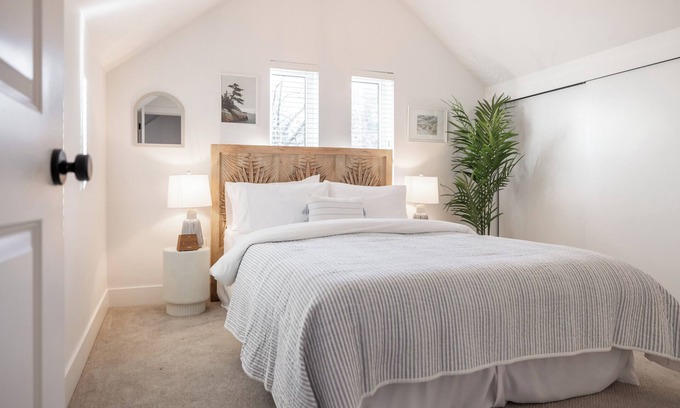 Crescent Beach Cabaña | Crescent Heights Laneway Cottage