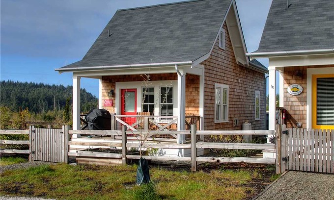 Seabrook Casa | Crescent Moon Cottage: 2 BR / 1 BA seabrook in Pacific Beach, Sleeps 6