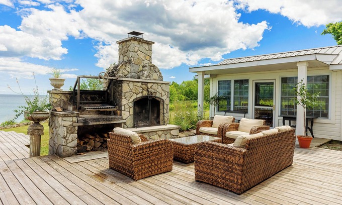 Waupoos Casa | Cressy House - WATERFRONT AND POOL