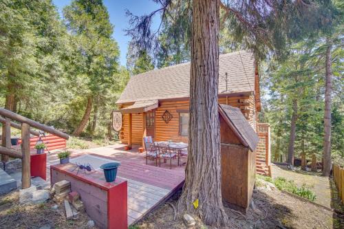 Cedarpines Park Casa | Crestline Area Vacation Rental Cabin with Decks!