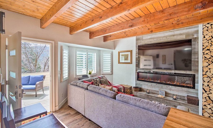 Crestline Cabina | Crestline Cabin w/ Deck: 1 Mi to Lake Gregory