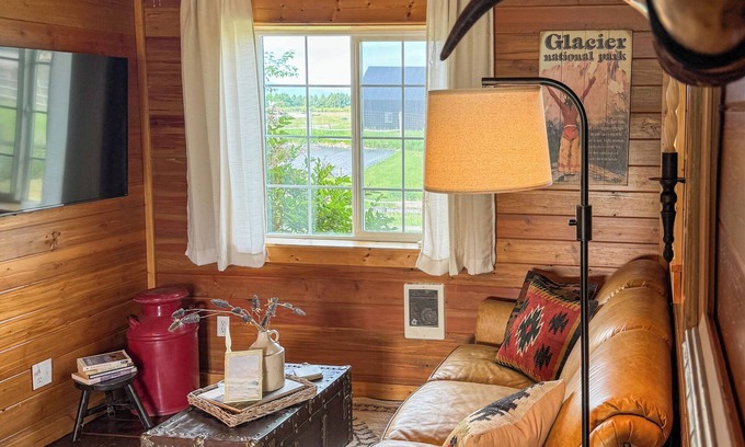 Creston Casa | Creston Centennial #2- Cozy barn with queen bed, close to West Glacier