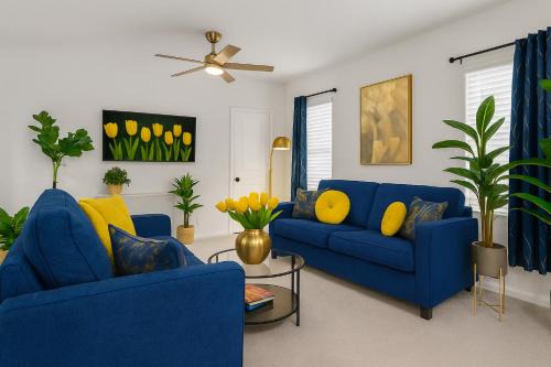 Lavon Casa | Crew Stay Sleeps 10, Wi-fi, Parking, Big Backyard