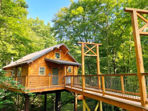 Millersburg Casa | Cricket Hill Treehouse D by Amish Country Lodging