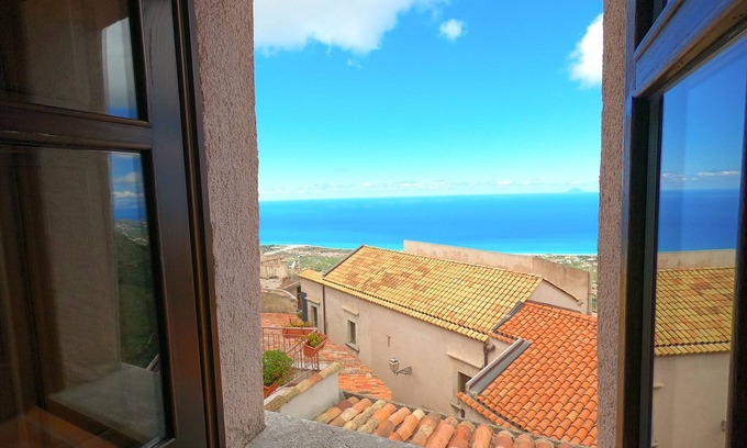 San Marco d'Alunzio Apartamento | Crimaldi balcony in the historic center of San Marco d'Alunzio