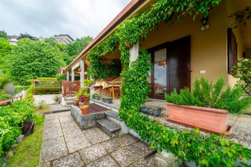 Civenna Apartamento | Crimson Apartment by Wonderful Italy