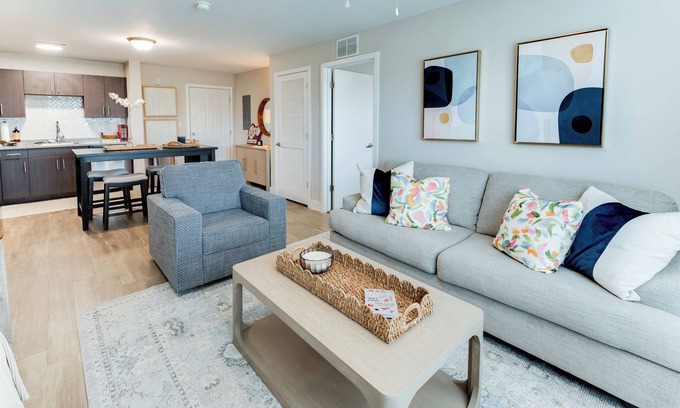 Tuscaloosa Condominio | Crimson River Haven – Riverfront Retreat with Pool & Tons of Amenities!