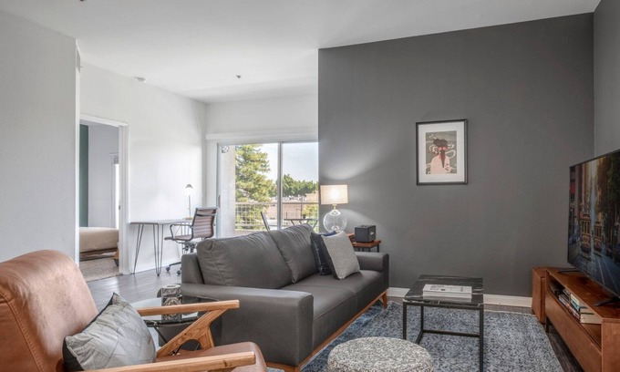 Hollywood Apartamento | Crisp 2BR w/Gym + Pool in central Hollywood, close to WeHo by Blueground