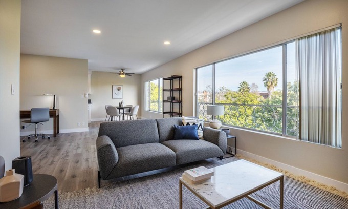 Beverly Hills Apartamento | Crisp Beverly Hills 1BR w/ Pool, nr. Trader Joes, by Blueground