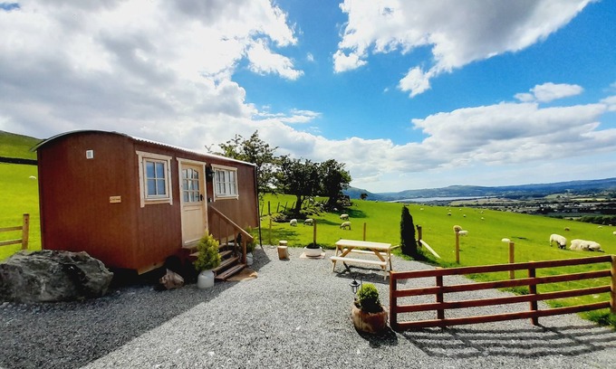 Keswick Cabina | Croft head Shepherd's hut on traditional Lakeland farm
