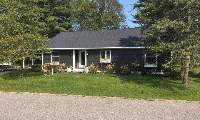 Petoskey Casa | Crooked Lake Cottage - RECIENTEMENTE RENOVADO - ¡Esperas puestas de sol y botes paradisíacos!