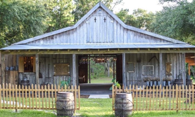 Hawthorne Otro | Cross Creek Farmhouse - Unique Farm Stay on Orange Lake!
