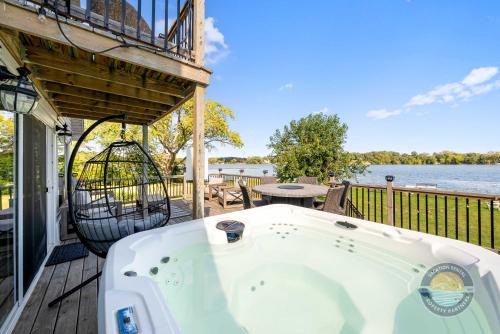 Salem Lakes Casa | Cross Lake Retreat with Hot Tub & Stunning Views