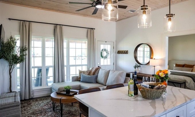 Fredericksburg Cabaña | Cross Mountain Cottages 3 | Cozy Porch & Pavilion