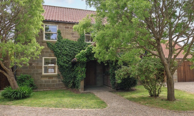 Briggswath Cabaña | CROSSBUTTS FARMHOUSE, pet friendly, with hot tub in Whitby
