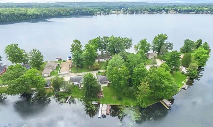 Newaygo Cabaña | Croton Cottage on all sports lake!