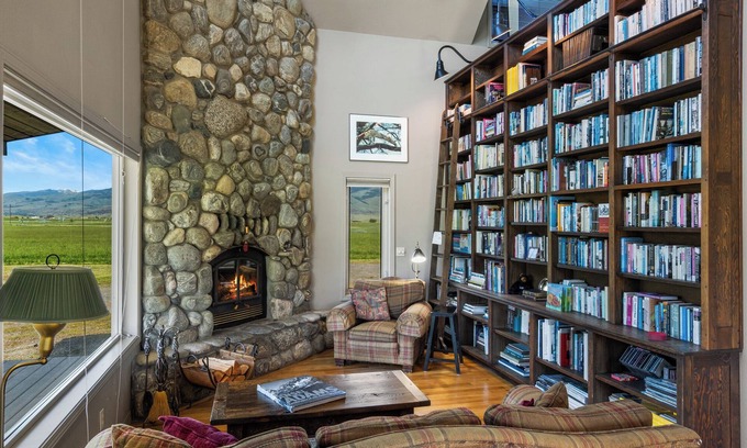 Livingston Cabaña | Crow Cabin- Cozy Cabin with amazing views on 20 Acres in the Paradise Valley!