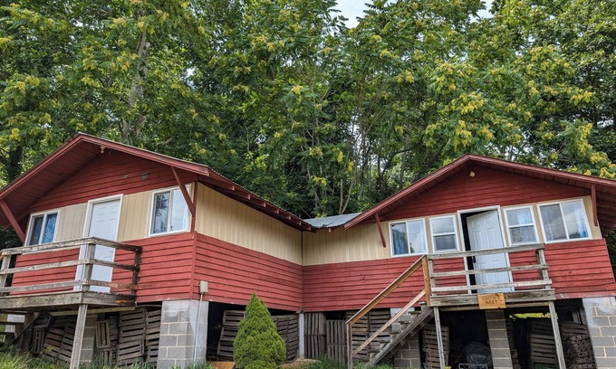 Capon Bridge Cabina | Crow's Nest Cabin at Buffalo Gap Retreat - a Pet-Friendly Destination!