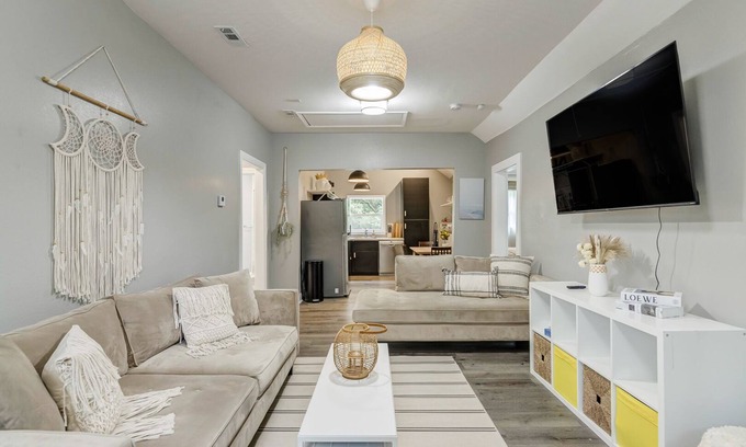 South Kansas City Casa | Crown House- Cozy 3BR ☀King Bed☀ Walking Trail