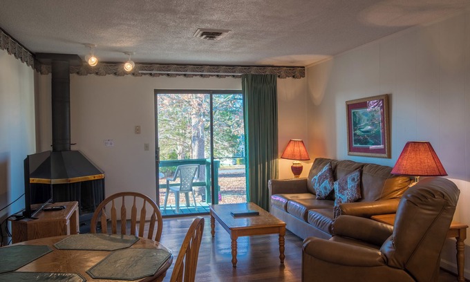 Lake Tansi Condominio | Crown Resorts Lake Tansi East 2 Bedroom, 1 Bathroom Condo w/ 2 Queen Beds