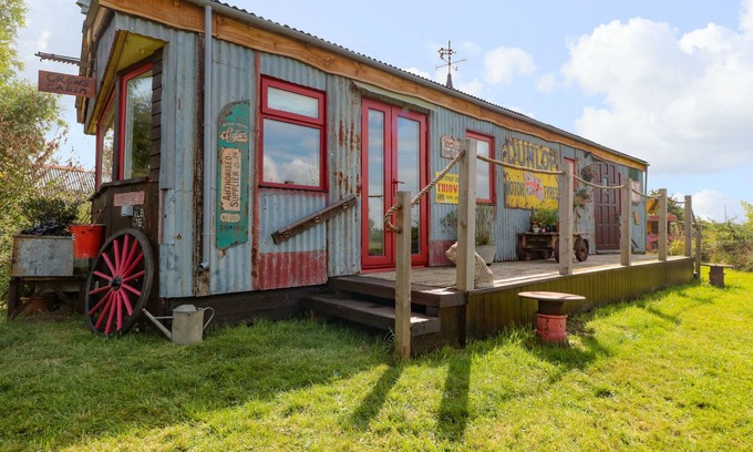 Gloucester Cabaña | CROWS CABIN, pet friendly, character holiday cottage in Gloucester