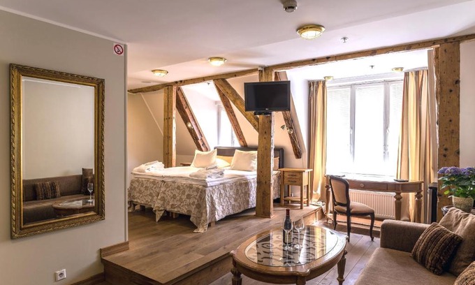 Old Town Hotel | CRU Hotel