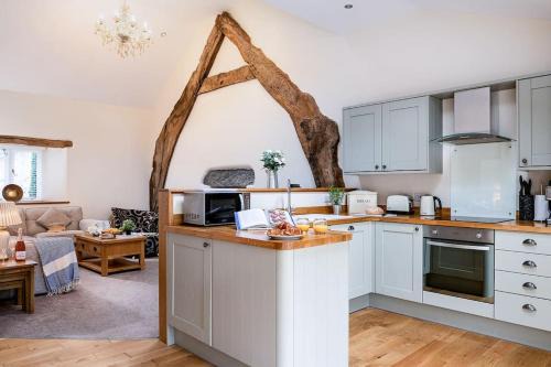 Eglwysbach Casa | CRUCK BARN - Beautiful Renovated Barn within the Countryside