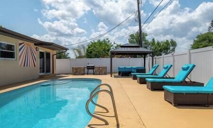Cocoa Casa | Cruise-Ready Oasis:15min to Beach & Port Canav w/ Huge Pool
