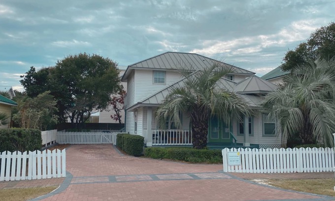 Crystal Shores Casa | Crystal Beach|Newly Remodeled | Free WiFi | Pool | Pet-Friendly Walk to beach