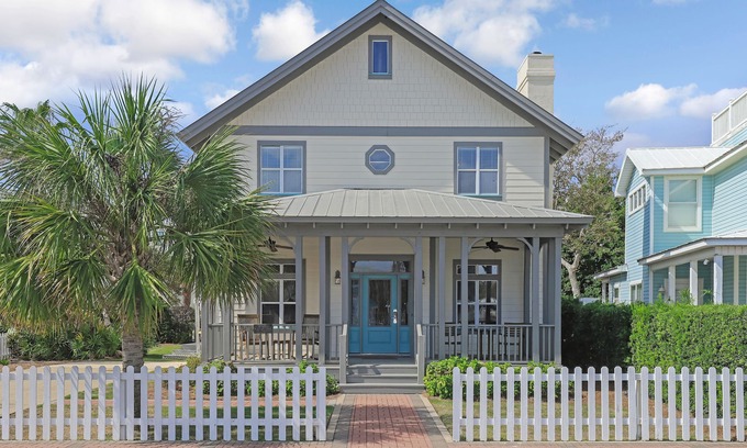 Crystal Shores Casa | Crystal Beach ~ Short Walk to the Beach ~ Open Living Area ~ Outdoor Seating