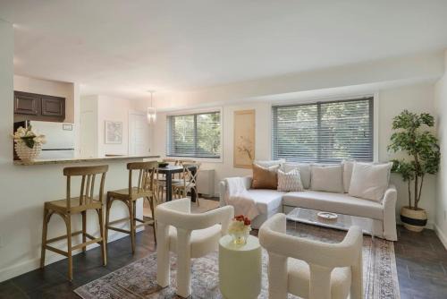 Aurora Highlands Casa | Crystal City Charm 2BR Free Parking 104