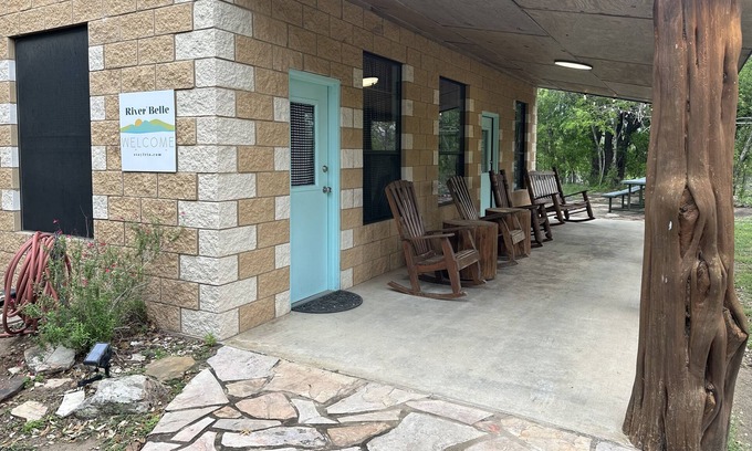 Uvalde County Casa | Crystal Clear Frio River - Private Waterfront House - Room for the Family