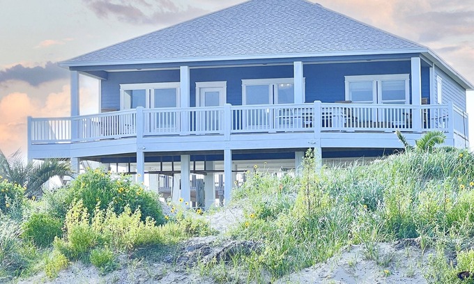 Galveston Casa | Crystal Cove Cottage - BEACHFRONT Luxury Getaway - Fully Fenced & Pet Friendly