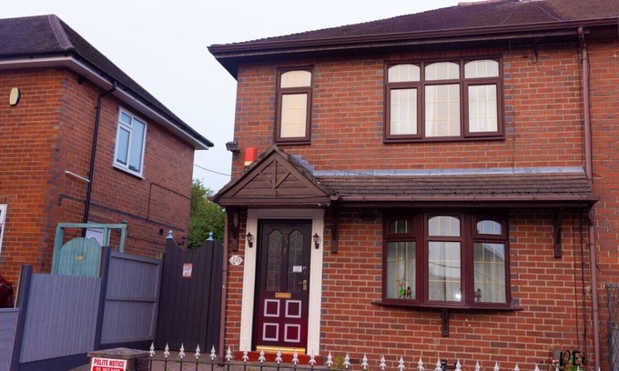 Stoke-on-Trent Casa | Crystal House, Perfect for Contractors or Families