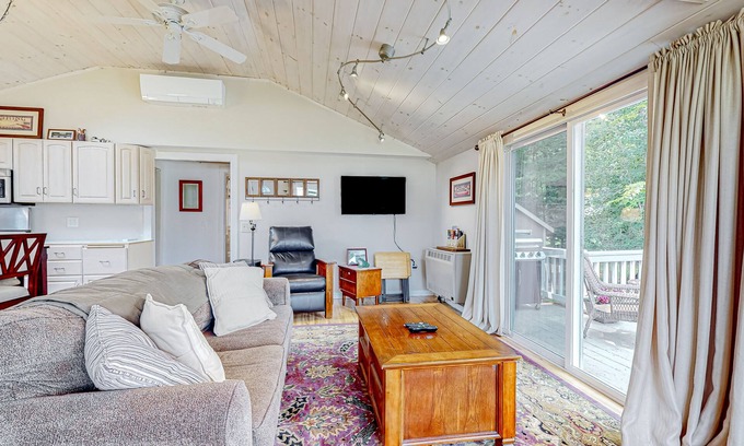 Gilmanton IW Casa | Crystal Lake Cottage | House in Gilmanton