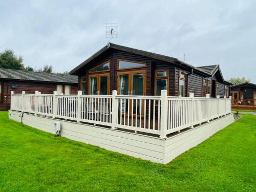 Malton Casa | Crystal Lodge with Hot Tub