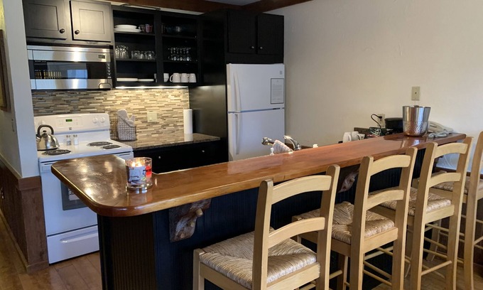 Thompsonville Condominio | Crystal Mountain MI, Pinehurst 446, 1 Bed, sleeper sofa, see our specials!!