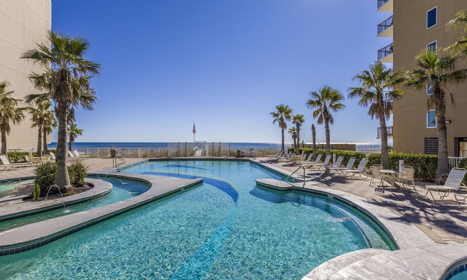 Gulf Shores Condominio | Crystal Tower Comfort Condos by Hosteeva