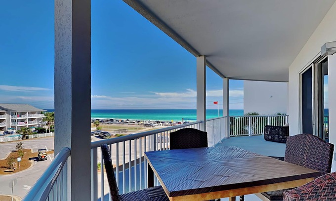 Avalon Beach Estates Condominio | Condominio con vista a la playa y balcón privado extra grande. Servicio de playa de cortesía incluido! Actualizaciones a lo largo