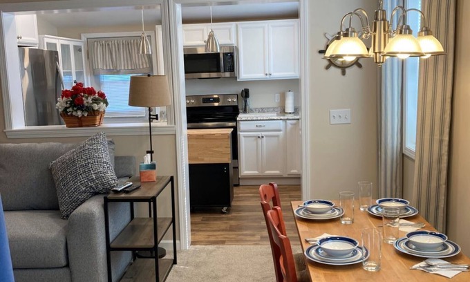 Lake Township Apartamento | Crystal View Lakeside steps to Crystal Lake Beach and amazing sunsets