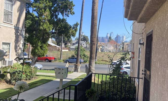 Pico-Union Apartamento | CStudio in DTLA with private entrance, courtyards with roses an view of city