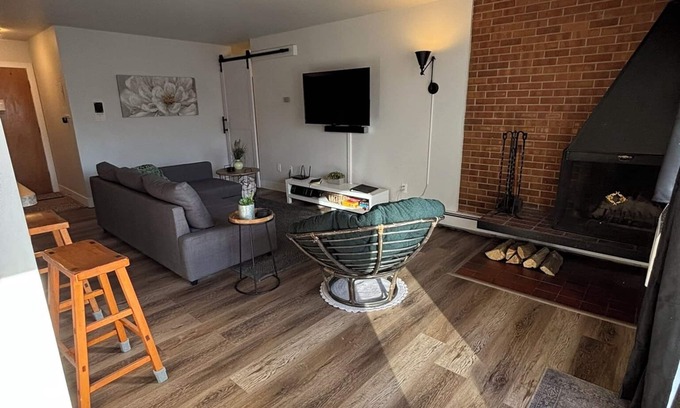 University Park Condominio | Trifecta Perfecta! CSU / Old Town a unos pasos. Segunda unidad disponible en el pasillo.