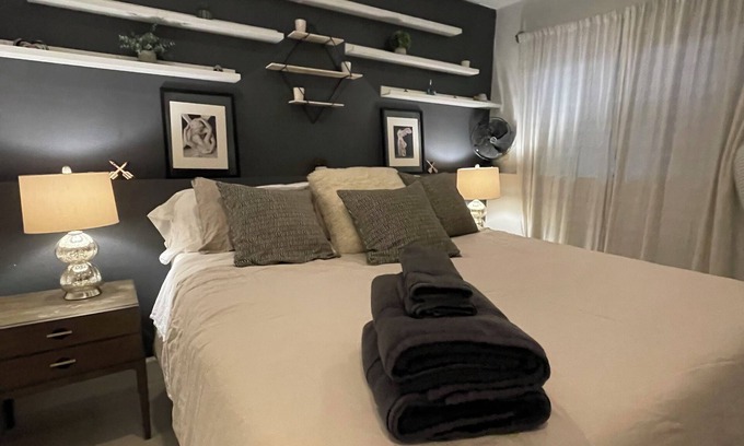 Arapahoe Ridge Casa | PET FRIENDLY! Modern & Cozy, minutes from Campus and Pearl st!