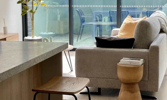 Newcastle Apartamento | Cu-Tee - High end, one bedroom apartment. Free parking and wi-fi.