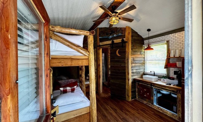 Hot Springs Cabina | Cub Cabin Bunkhouse at Natural State Cabins