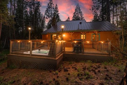 North Wawona Casa | Cub House- Remodeled cabin INSIDE Yosemite with new hot tub and more