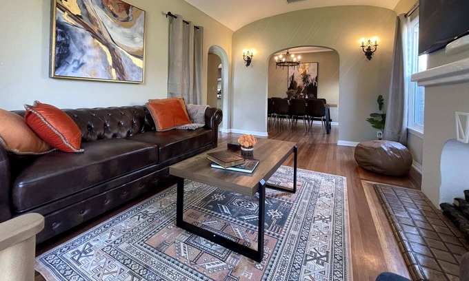 Ladera Heights Casa | Cubier: Fairy Tale 3BR House in Inglewood (BR-CUL)